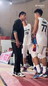 国内的网红级主教练！华侨大学主帅周鲁男给队员送上死亡凝视